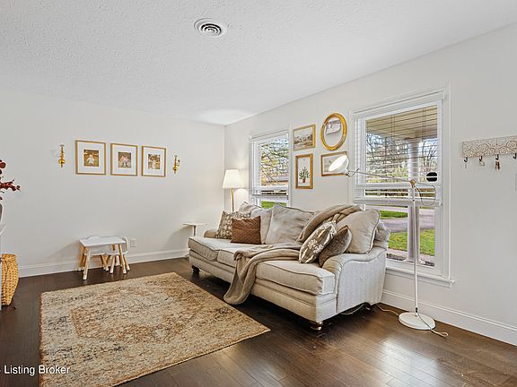 5th image of 375 Dennis Dr