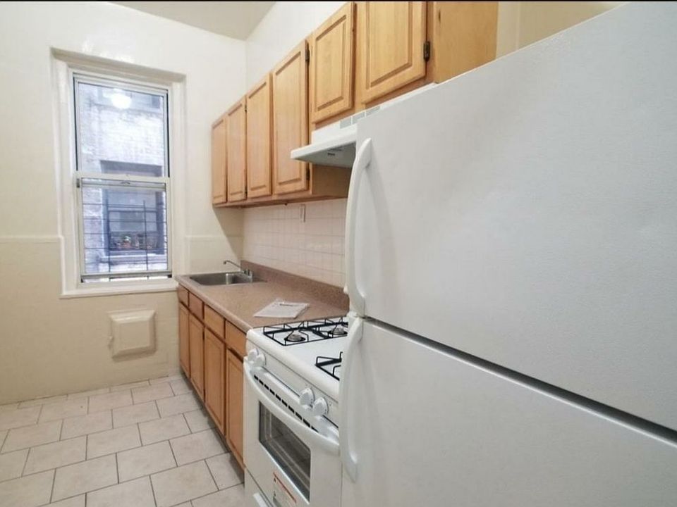 2nd image of 1720 University Ave APT 4J