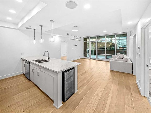 4th image of 530 S 12th Ave SW #203