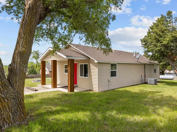 1811 Mendenhall Ave, Fairbury, NE 68352