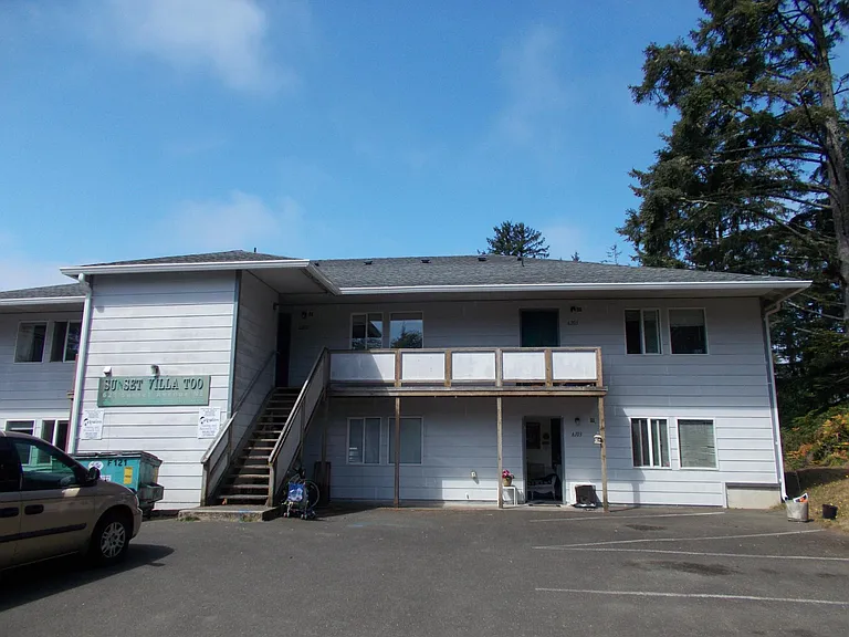 621 Sunset Ave NE #101 — Photo 1