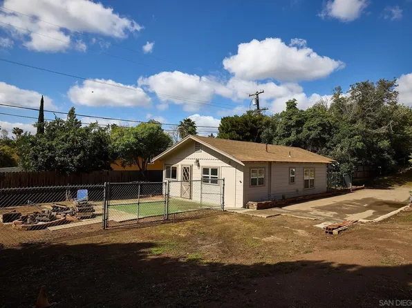 208 Avalon Dr, Vista, CA 92084