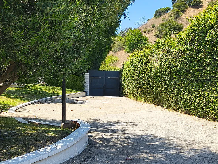 2828 Benedict Canyon Dr — Photo 7