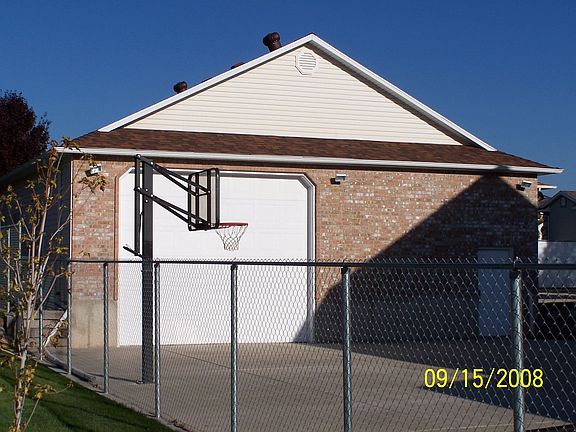 1300 Sq. Ft. back building, contractors dream/great workshop, basketball area