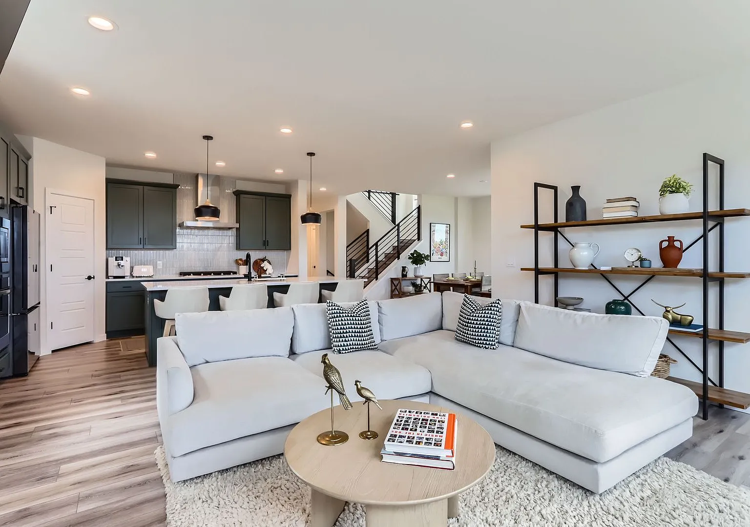 Stylish 4BDR Home with Office in Louisville — Photo 1
