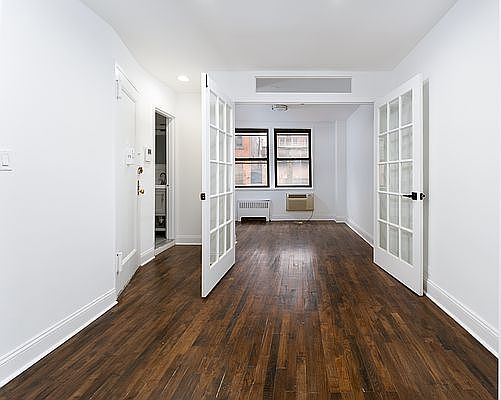 4th image of 32 Cornelia St APT 23