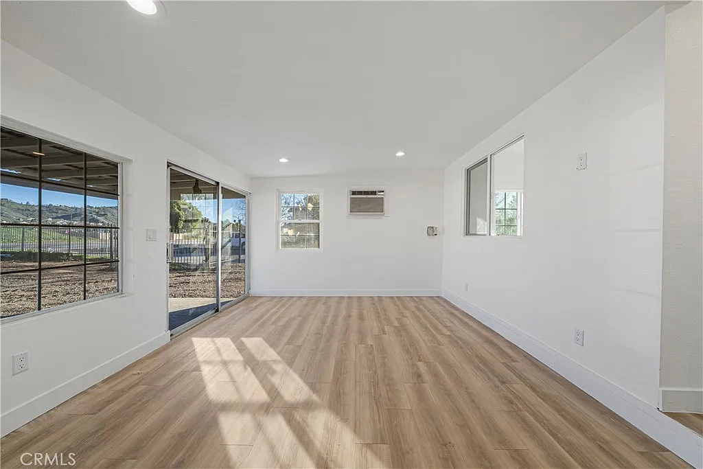 3 bed, 950 sqft, $4,200 — Photo 3