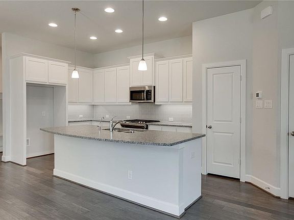 5th image of 909 Plaza Ln