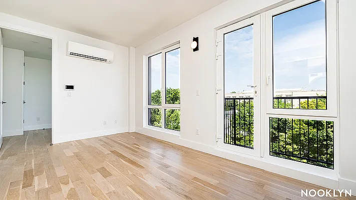 Living room, photo 1