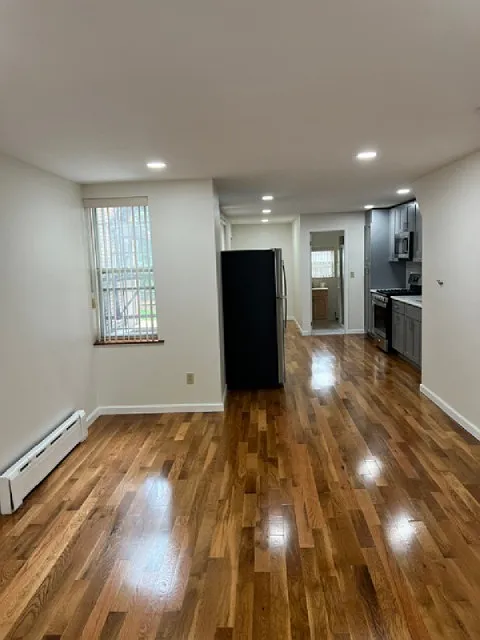 1 bed, 700 sqft, $1,000 — Photo 2