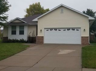 2350 Creekside Dr, Hiawatha, IA 52233