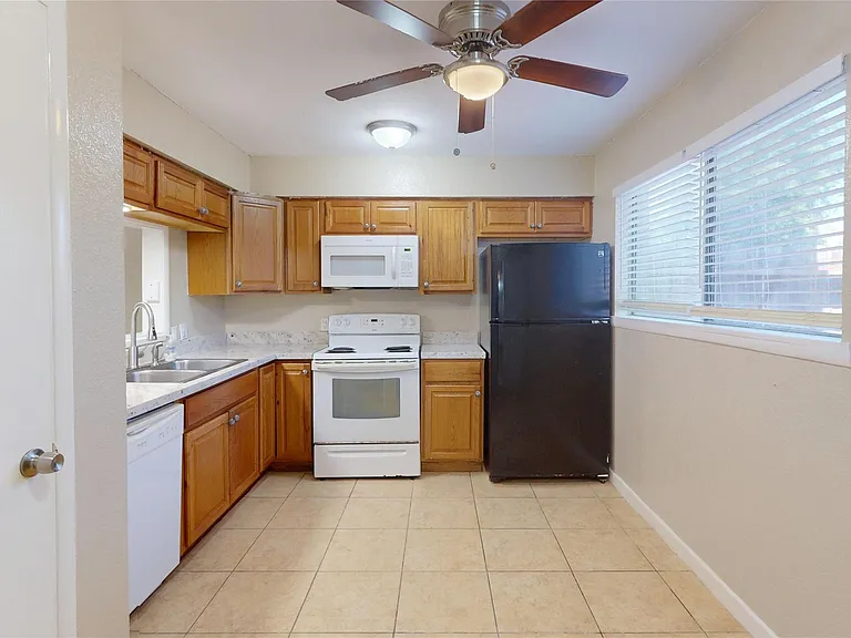 210 W G St — Photo 8