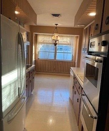4th image of 3884 Fulton Ave