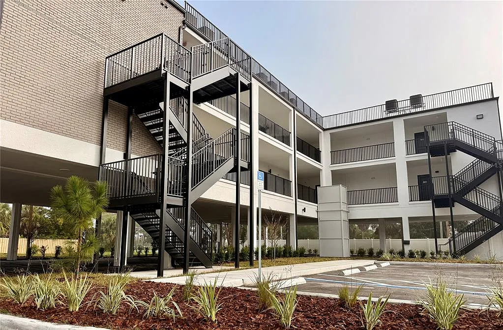 1 bed, 1.0 bath, 788 sqft, $1,558 — Photo 1