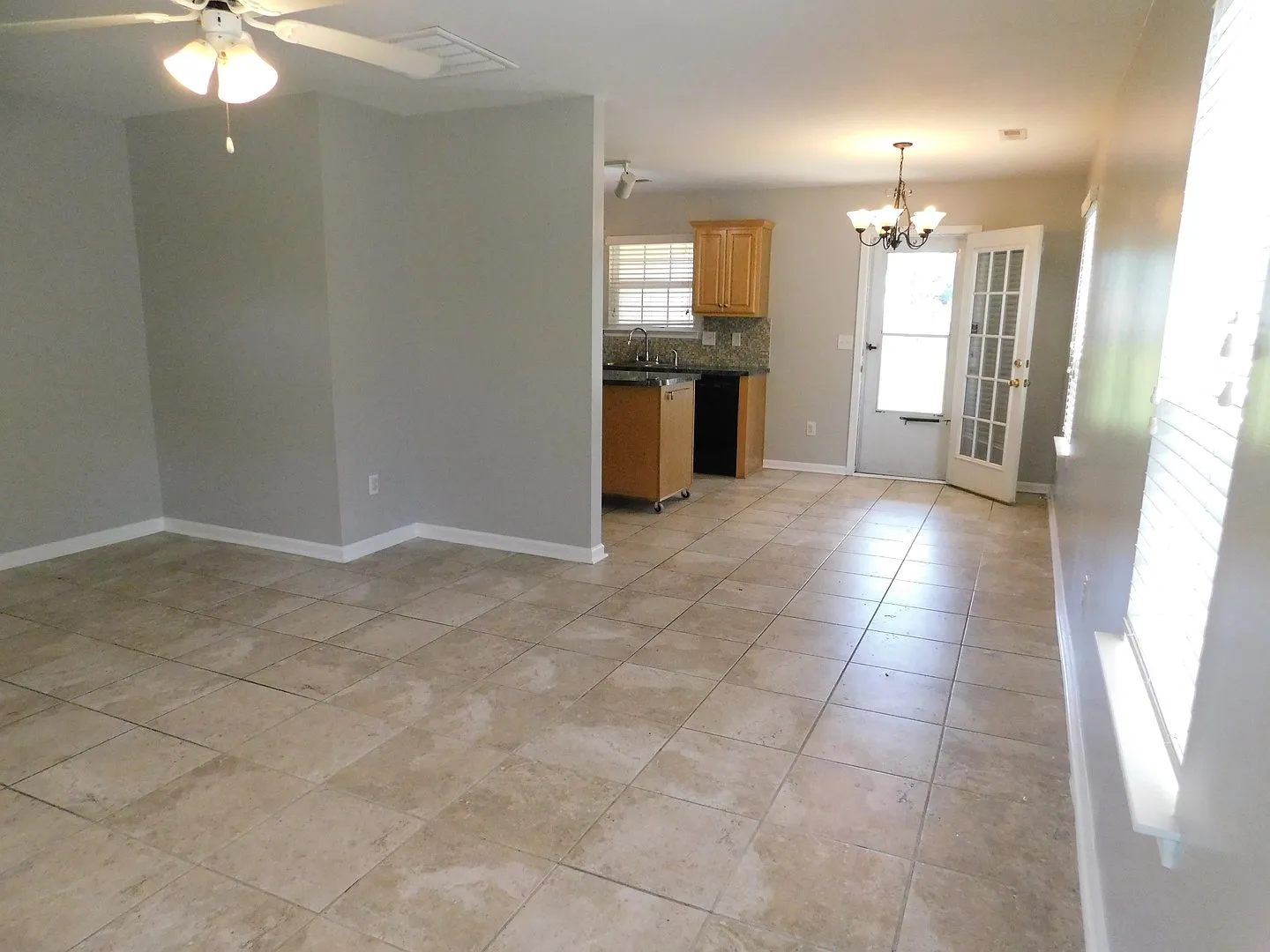 great 3 bed 2.5 bath master down — Photo 3