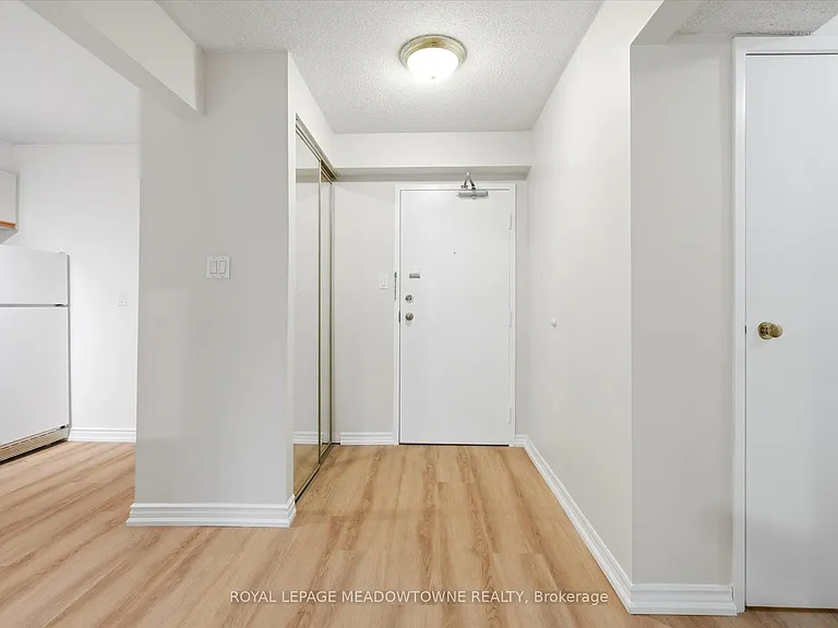 3835 Lake Shore Blvd W #207 — Photo 1