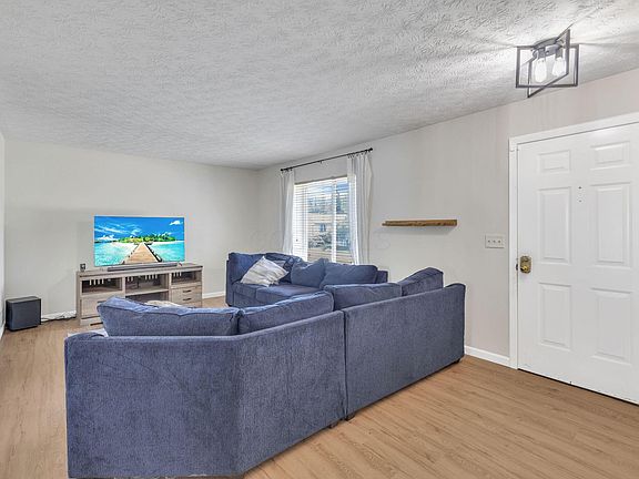 4th image of 493 Meadows Blvd