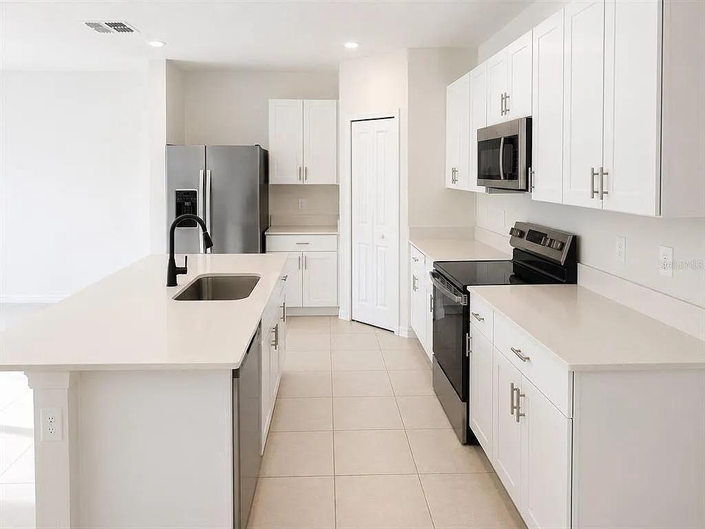 4 bed, 2.5 bath, 1874 sqft, $2,500 — Photo 3
