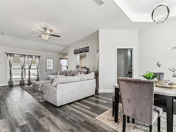 4th image of 2721 Long Branch Dr