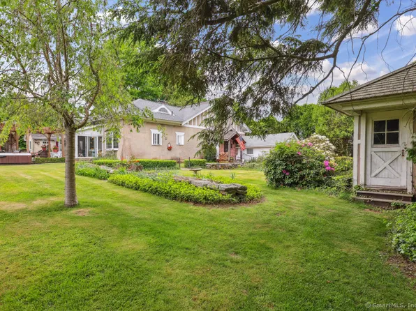 9 Columbus Avenue, East Lyme, CT 06357