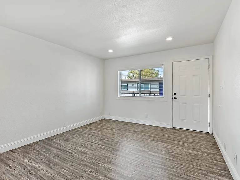 Palm Court Apartments — Photo 14