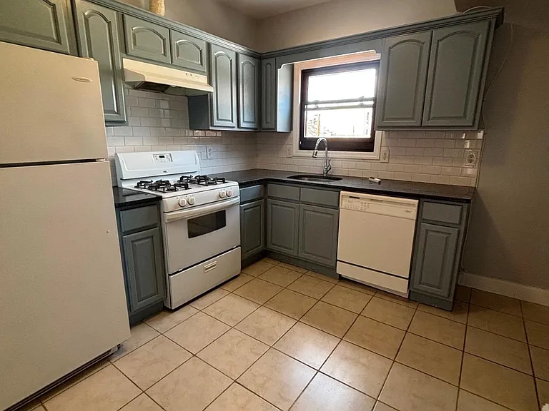 180 Ferry St #180 — Photo 1