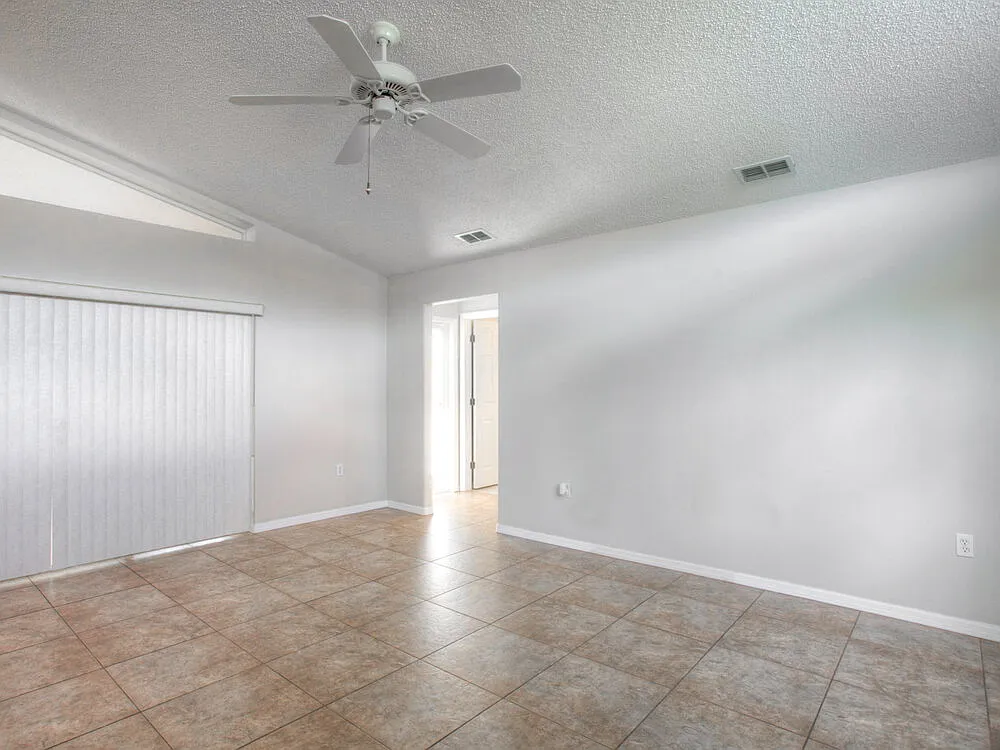 3 bed, 2.0 bath, 2034 sqft, $2,085 — Photo 4