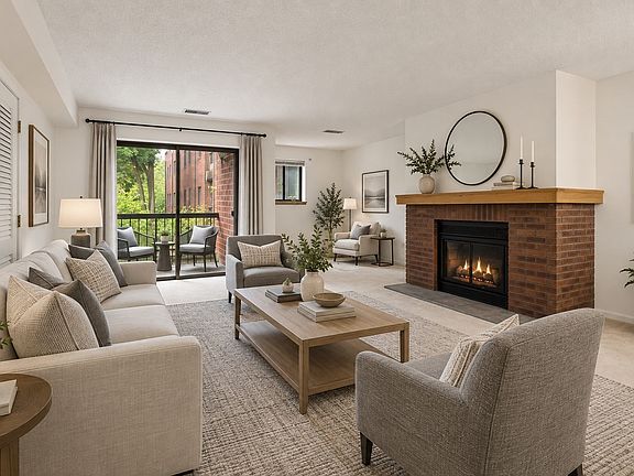 4th image of 666 Main St APT 208