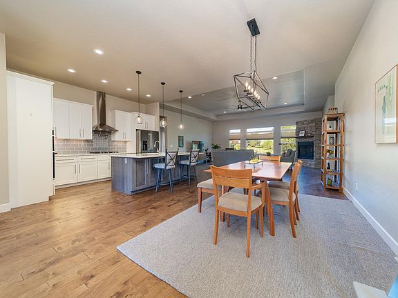 4th image of 355 Aiguille Dr