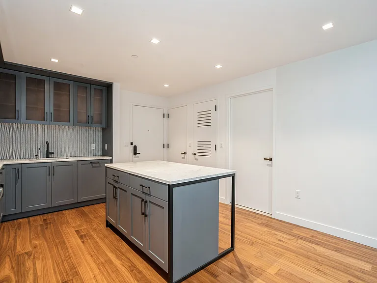 2 Shore Ln #4L — Photo 3