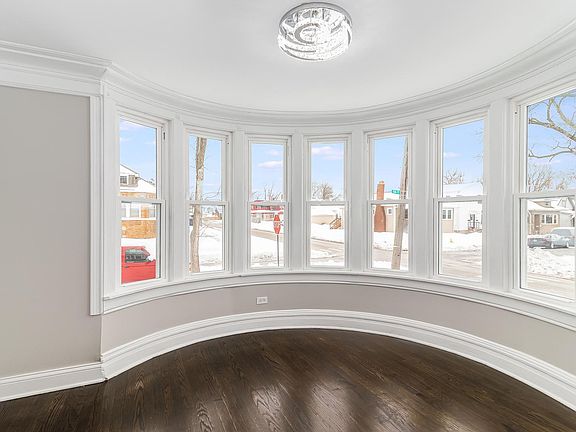 5th image of 330 W 15th Pl