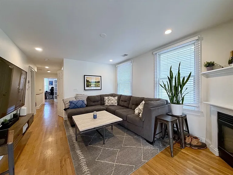 521 E 2nd St #1 — Photo 3
