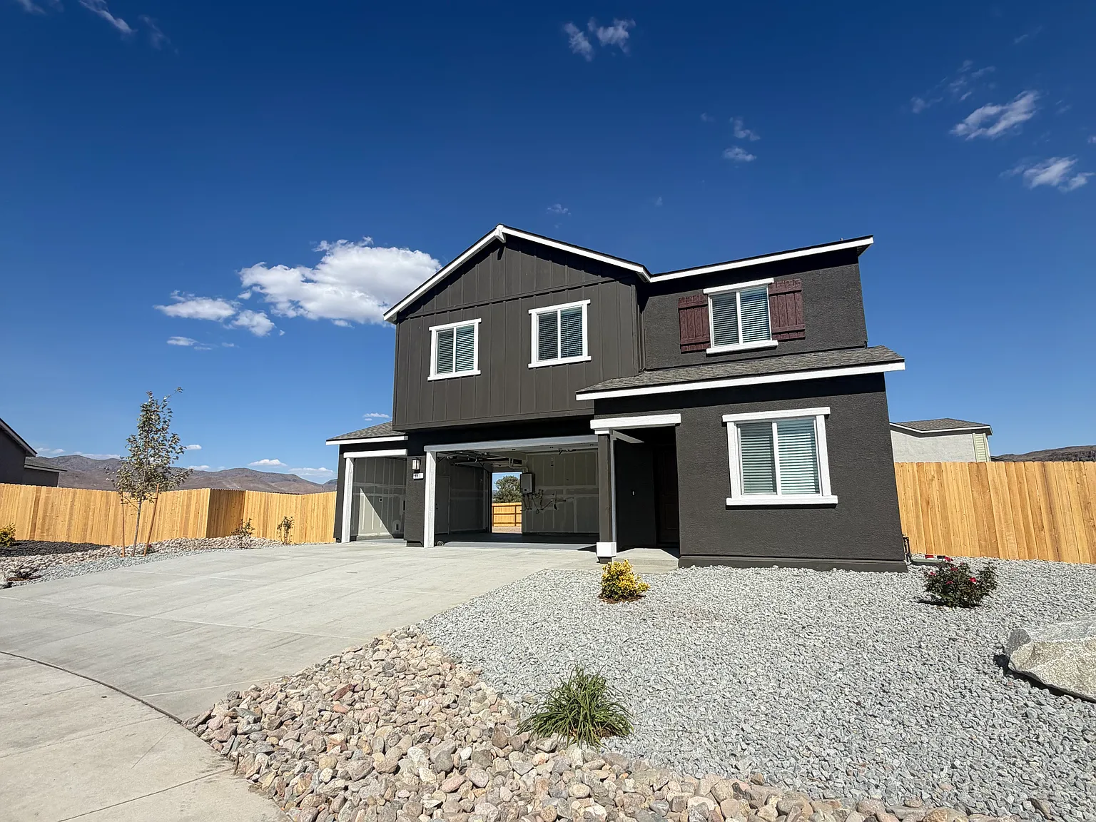 5 bed, 2393 sqft, $3,695 — Photo 4