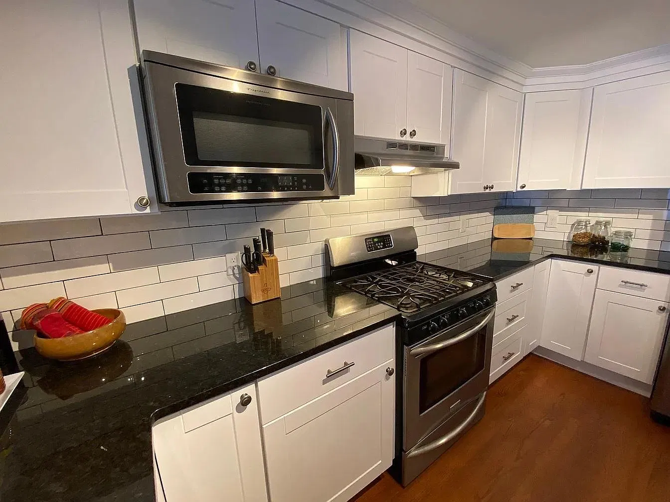3 bed, 1350 sqft, $2,450 — Photo 2
