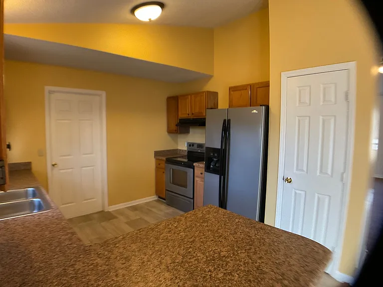 911 Glenrose Dr — Photo 12