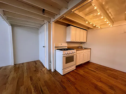 Rented by Outlive | media 10