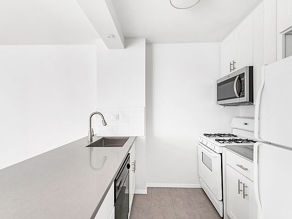 4th image of 1 Irving Pl APT P10h