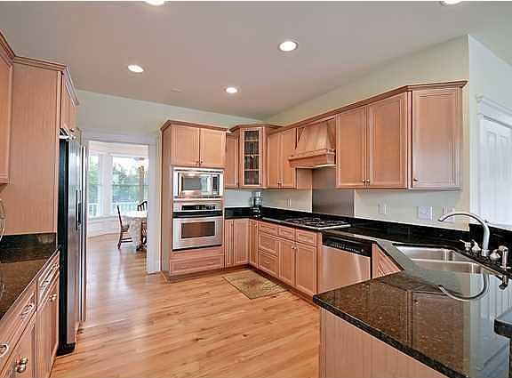 5th image of 2494 Royal Oak Dr