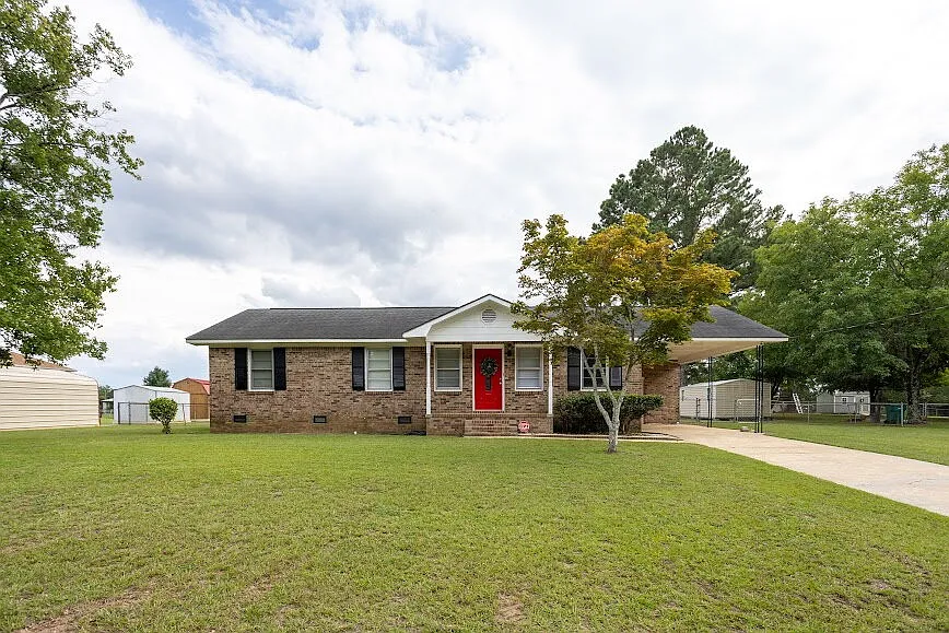 3 bed, 1.5 bath, 1217 sqft, $1,550 — Photo 1