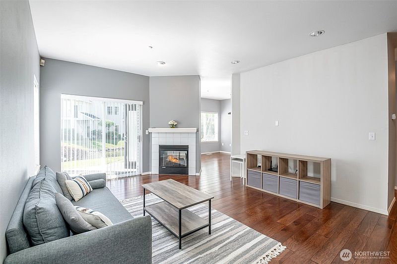 4th image of 4714 Fairwood Boulevard NE #905