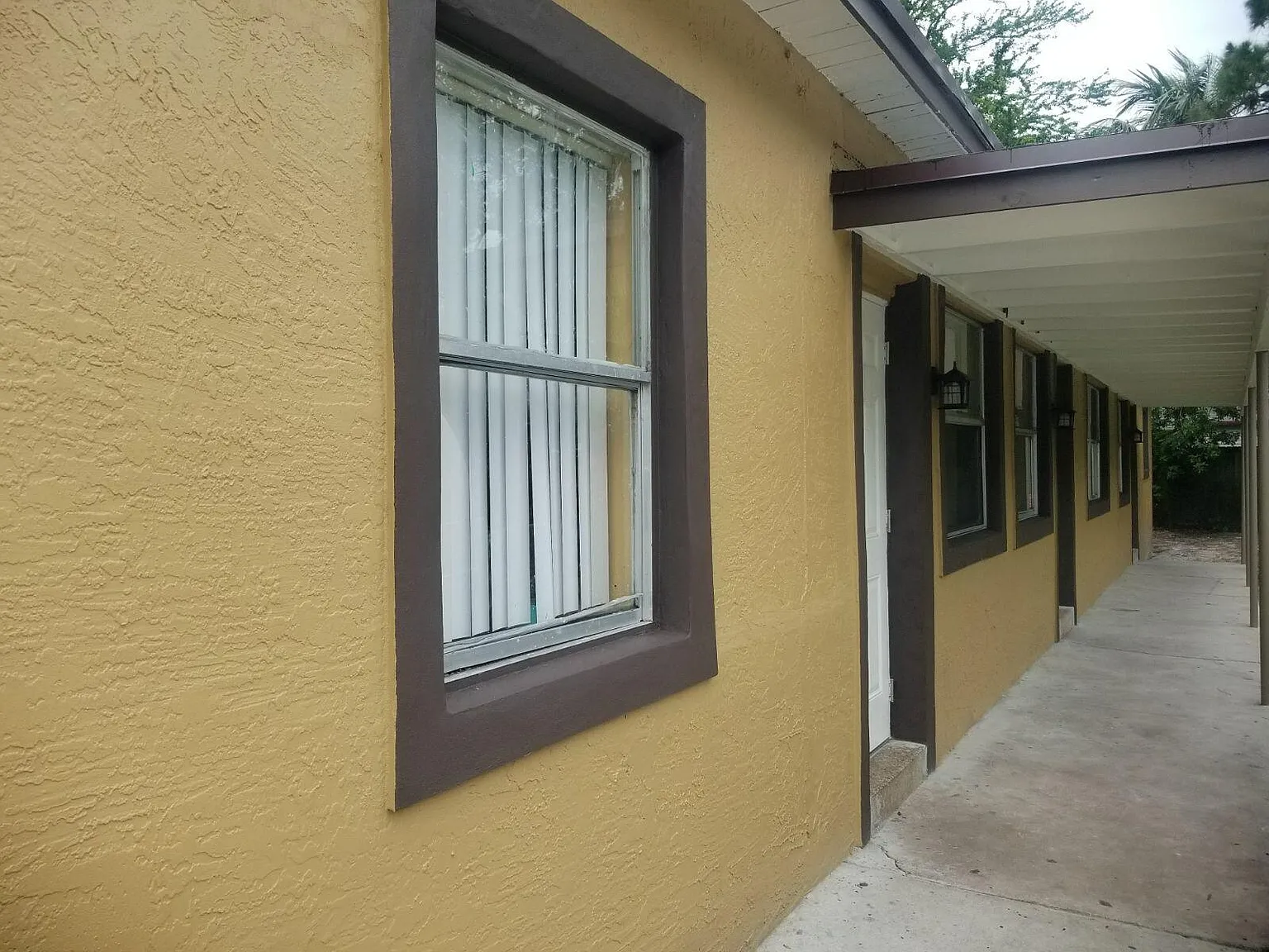 2 bed, 1.0 bath, 1965 sqft, $1,650 — Photo 2