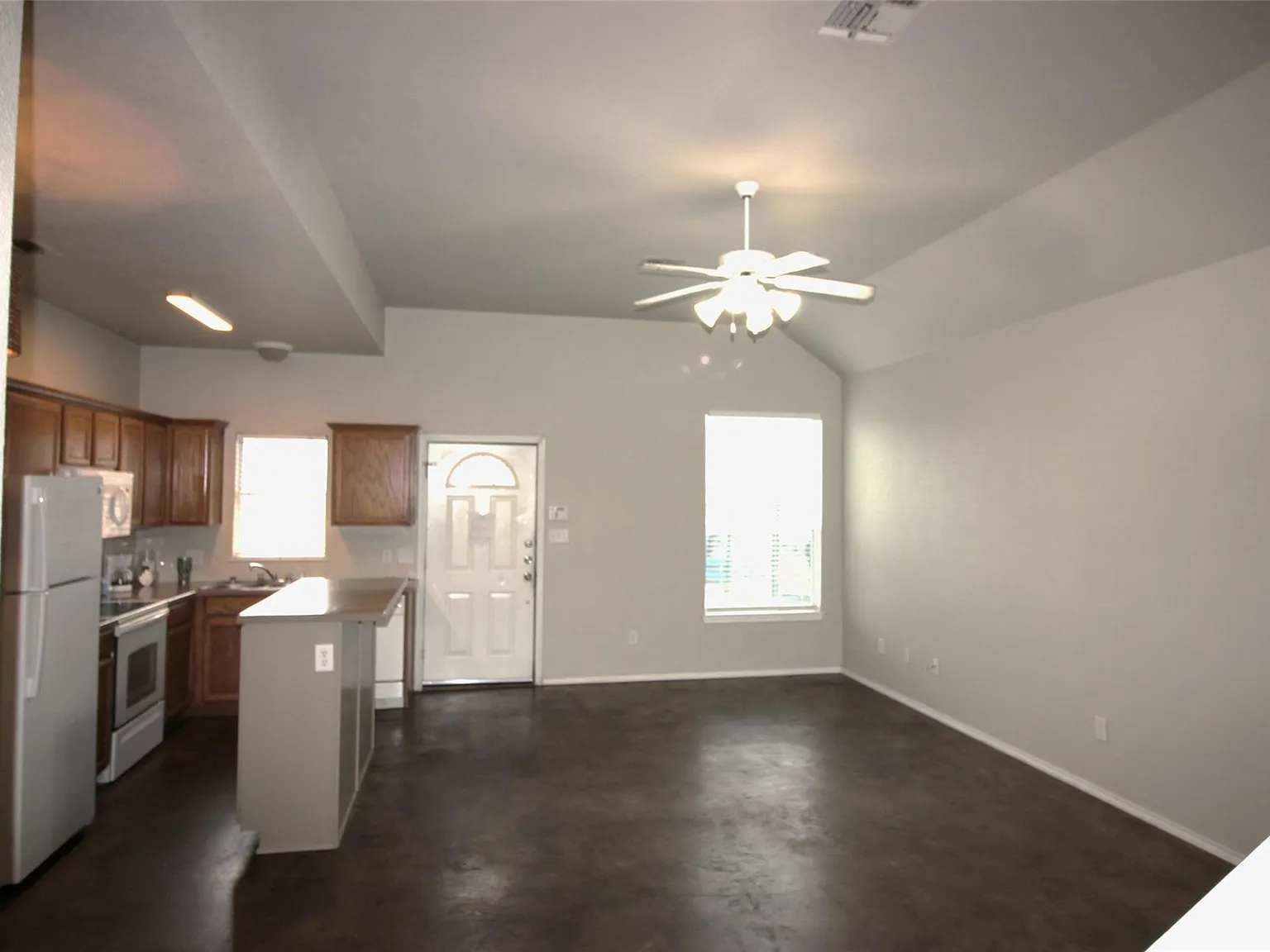 4 bed, 2.0 bath, 1400 sqft, $1,850 — Photo 2