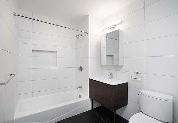 5th image of 3143 Vernon Blvd #316