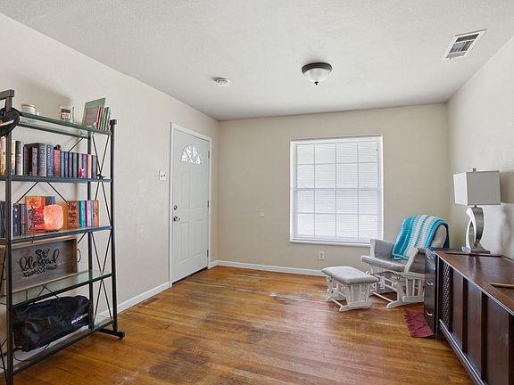 4th image of 710 Cedar Dr