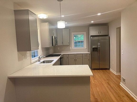 4th image of 703 Crawford Ave