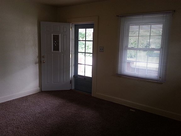 Come and relax in this cozy and comfortable livingroom and w