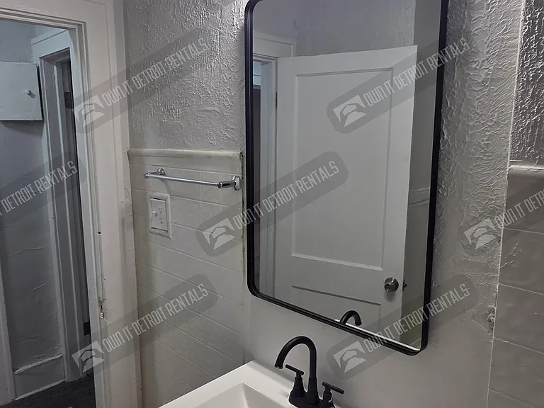 2498 Glendale St — Photo 19