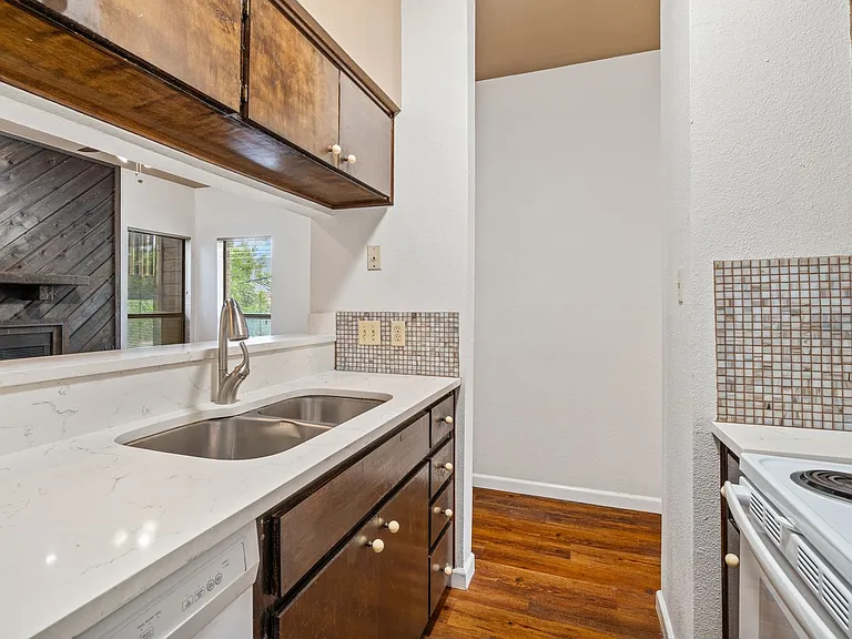 612 Park Pl #201 — Photo 9