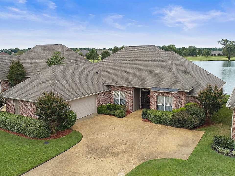 1st image of 421 Clubhouse Dr