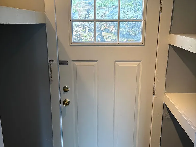 403 E Henry St — Photo 2